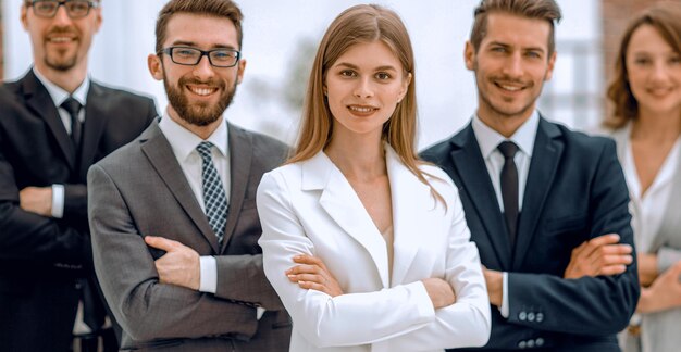 Equipo de negocios profesional de pie en la oficina el concepto de trabajo en equipo