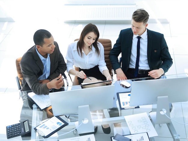 Equipo de negocios profesional sentado en el escritorio en la oficina