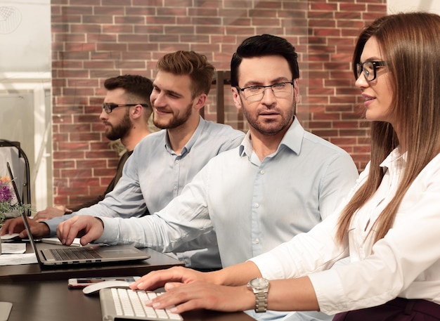 Equipo de negocios profesional trabajando en una PC en una oficina moderna el concepto de profesionalismo