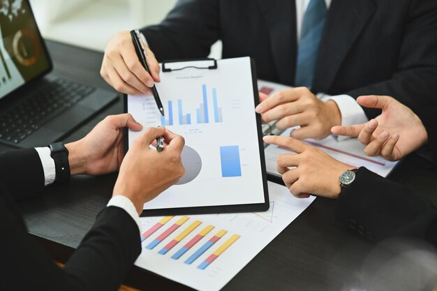 Equipo de negocios profesionales analizando datos de comercialización y resultados financieros en una reunión