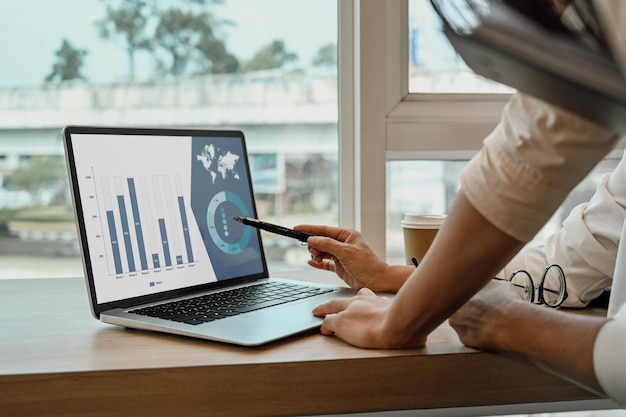 Equipo de negocios profesionales analizando datos de comercialización y resultados financieros en una reunión