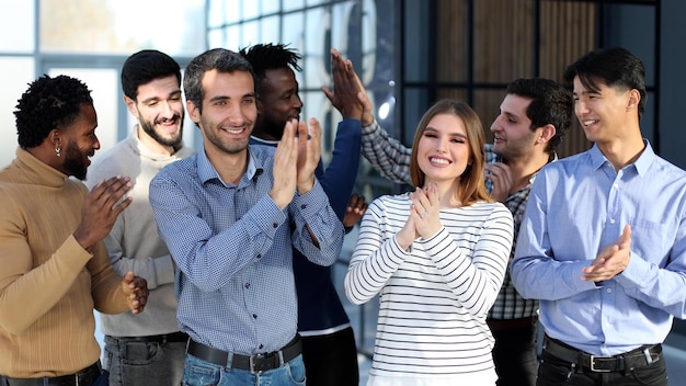 Foto equipo de negocios de profesionales encantados que animan a celebrar un buen resultado de ventas logro de objetivos financieros