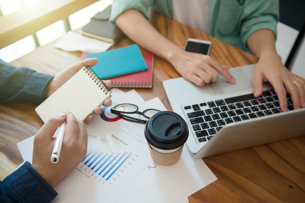 Foto equipo de negocios que informa la estrategia de marketing con la computadora portátil en casa oficina.