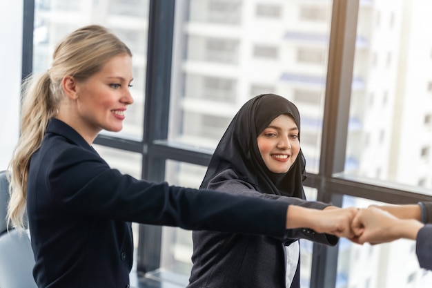 Equipo de negocios que muestra la unidad con sus manos juntas. Concepto de unidad y trabajo en equipo.