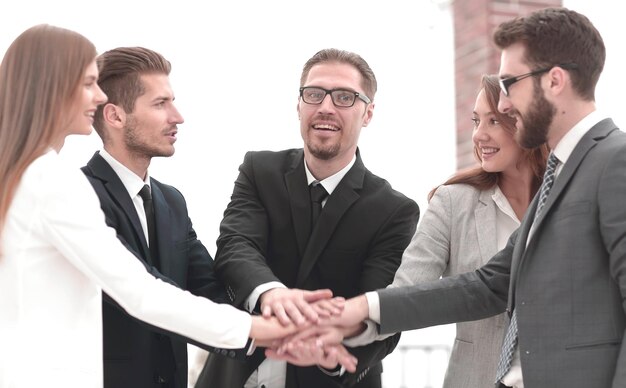 Equipo de negocios que muestra la unidad con sus manos juntas