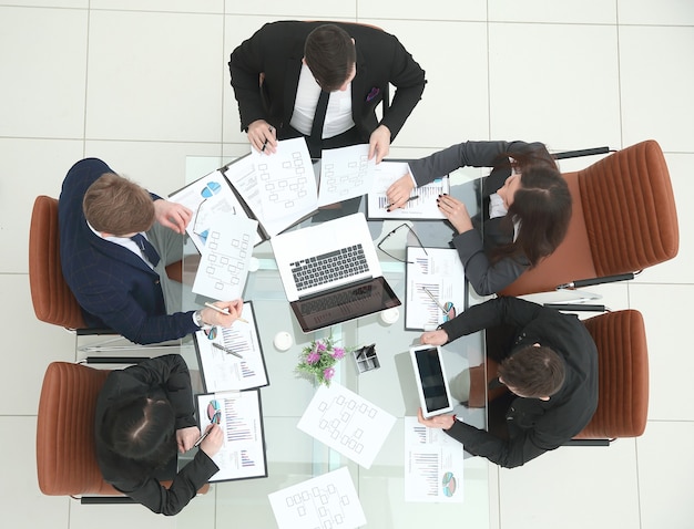 El equipo de negocios realiza una sesión informativa en la sala de conferencias.