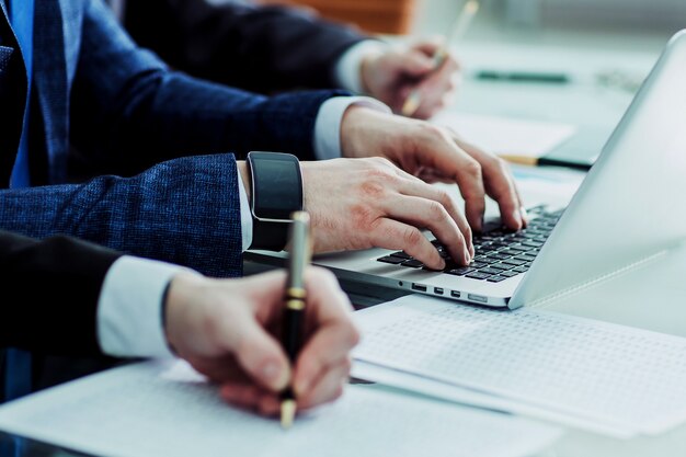 Equipo de negocios realizando análisis de informes de marketing en el lugar de trabajo en la oficina.