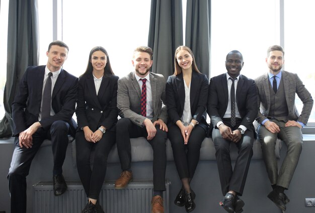 Foto equipo de negocios reunido en la oficina.