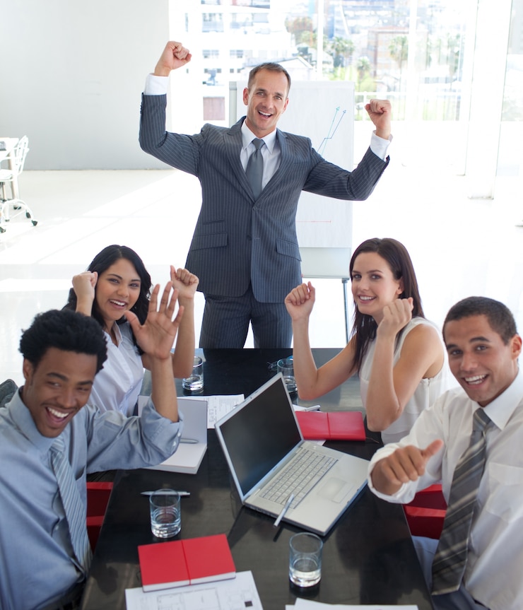 Foto equipo de negocios en una reunión celebrando un éxito