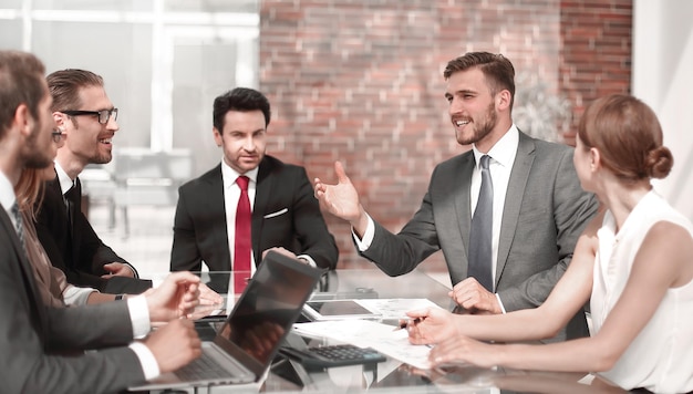 Equipo de negocios en una reunión de negocios en la oficina