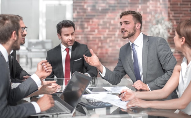 Equipo de negocios en una reunión de negocios en la oficina