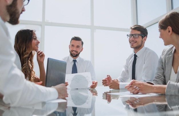 Equipo de negocios en una reunión de negocios en la oficina