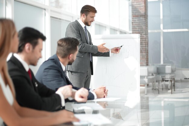 Equipo de negocios en una reunión de negocios en la oficinagente de negocios