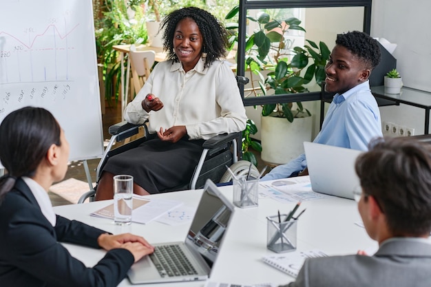 Equipo de negocios con reunión en la oficina