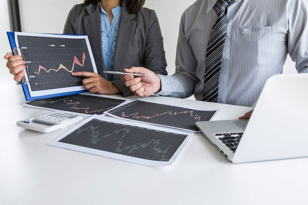 Foto equipo de negocios en la reunión para planificar el proyecto comercial de inversión y la estrategia de trato en una bolsa de valores con el socio, el concepto financiero y contable, el trabajo en equipo colaborativo analizar los datos