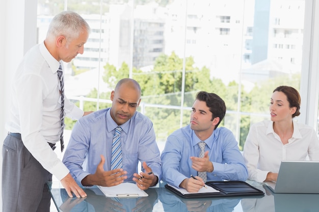 Equipo de negocios durante la reunión