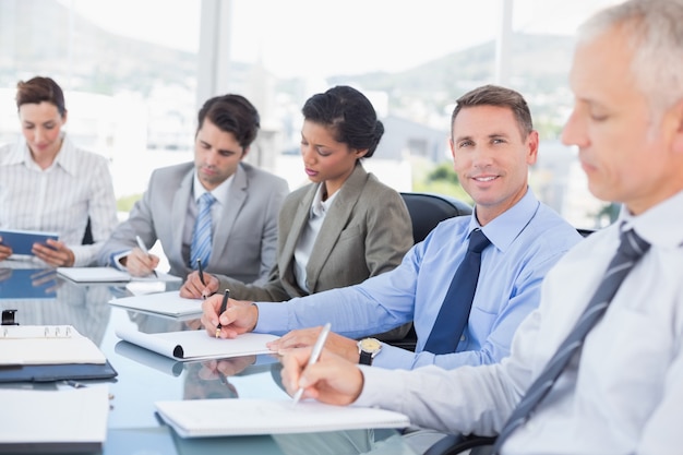 Equipo de negocios durante la reunión