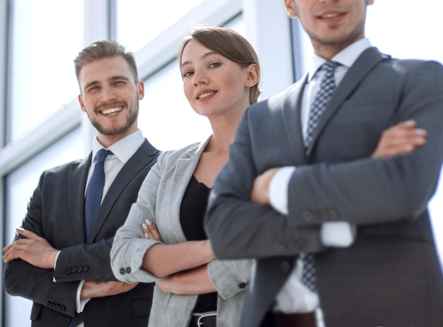 Foto equipo de negocios seguros de pie juntos