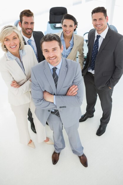 Foto equipo de negocios seguros de pie en la oficina