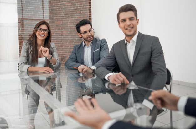 Foto equipo de negocios sentado en la oficina foto de escritorio con espacio de copia