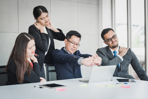 Equipo de negocios sintiendo dolor en cuello y hombros.