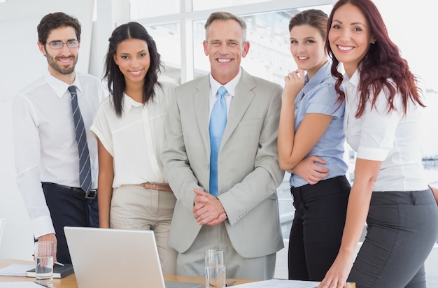 Equipo de negocios sonriendo a la cámara