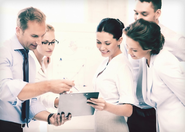 Equipo de negocios sonriente discutiendo algo en la oficina