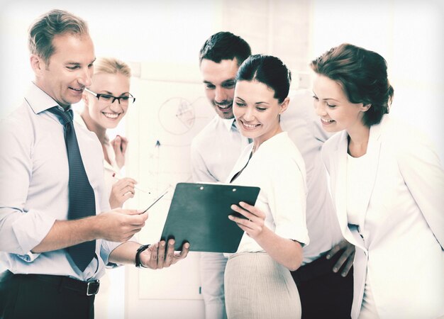 Equipo de negocios sonriente discutiendo algo en la oficina