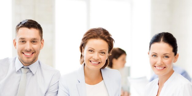 Equipo de negocios sonriente discutiendo algo en la oficina