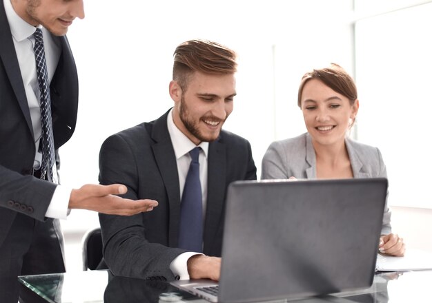 Equipo de negocios sonriente discutiendo noticias en línea