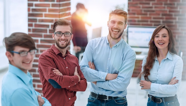 Equipo de negocios sonriente feliz en la oficina