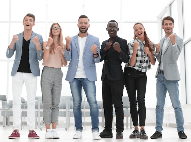 Equipo de negocios sonriente feliz de pie en una fila