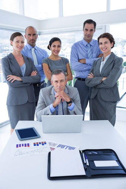 Equipo de negocios sonriente mirando la cámara