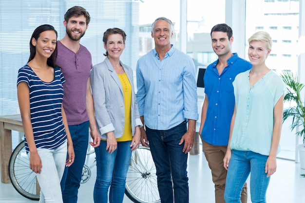 Equipo de negocios sonriente mirando a la cámara