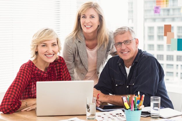 Equipo de negocios sonriente mirando a la cámara