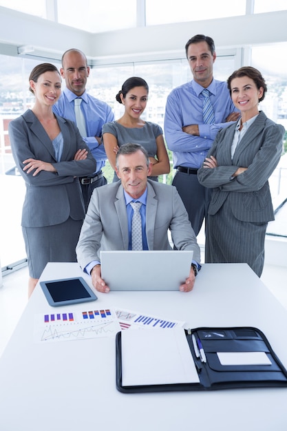 Equipo de negocios sonriente mirando la cámara