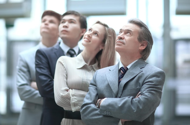 Equipo de negocios sonriente mirando el espacio de la copia