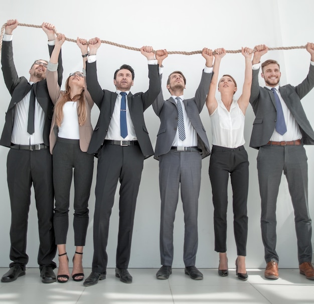 Foto equipo de negocios sosteniendo una cuerda fuerte