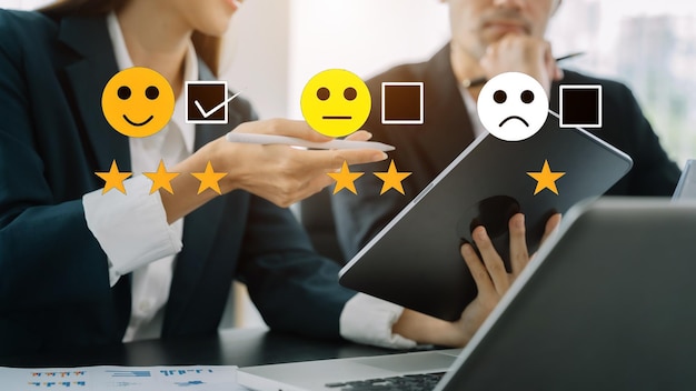 Equipo de negocios sosteniendo una tableta digital con casillas de verificación calificando caras sonrientes excelentes para la Encuesta de Satisfacción Concepto de Experiencia del Cliente Cliente Feliz