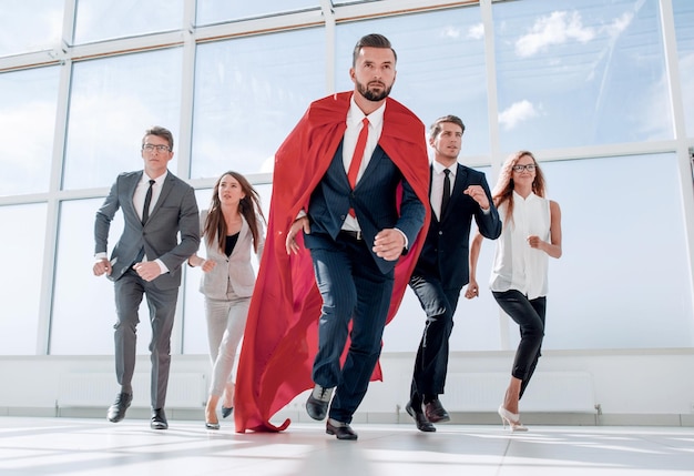 El equipo de negocios y su líder marchan en el vestíbulo de la oficina foto con espacio para copiar
