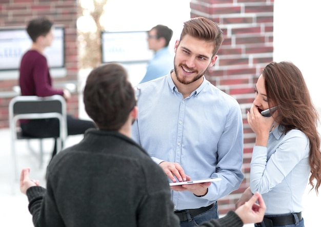 Equipo de negocios con tableta en la oficina