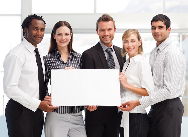 Equipo de negocios con una tarjeta en blanco