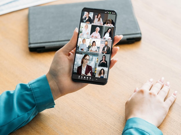 Equipo de negocios de teleconferencia móvil que trabaja en línea