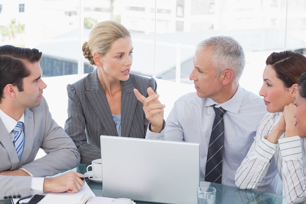 Equipo de negocios teniendo una reunión