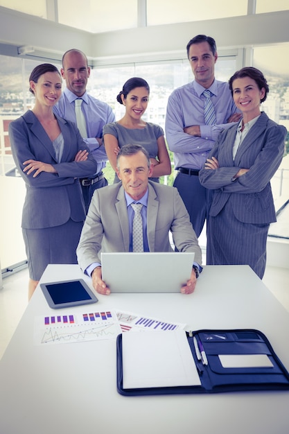 Equipo de negocios teniendo una reunión