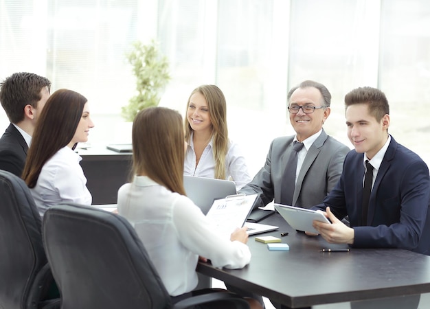 Equipo de negocios tiene un taller en la oficina.