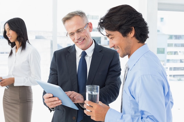 Equipo de negocios tomando unas copas