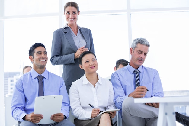 Equipo de negocios tomando una nota durante una reunión