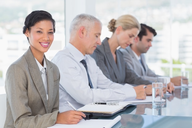 Equipo de negocios tomando notas durante la conferencia