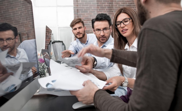 equipo de negocios trabaja con documentos financieros